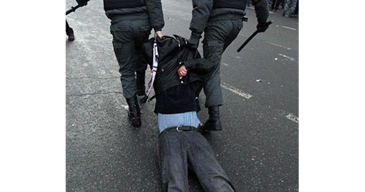 В центрі Москви, на Манежній площі, кілька тисяч футбольних фанатів влаштували масову бійку зі співробітниками міліції. / © AFP