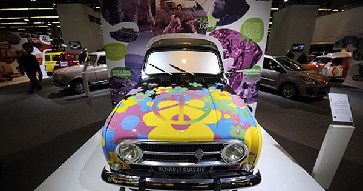 Франція, Париж. Автомобіль Renault 4L, пофарбований у психоделічному стилі 60-х рр., виставлено на авто-шоу класичних автомобілів "Retromobile". / © AFP