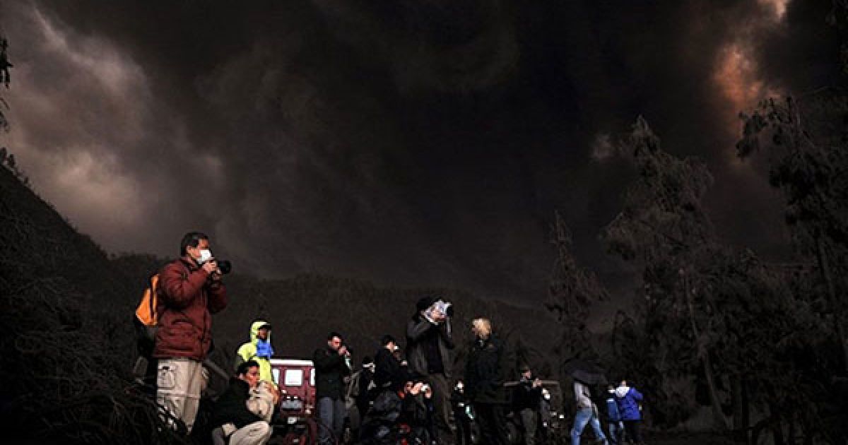 В Індонезії поблизу міста Чеморо Лаванг на сході острова Ява почалось виверження вулкана Бромо. / © AFP