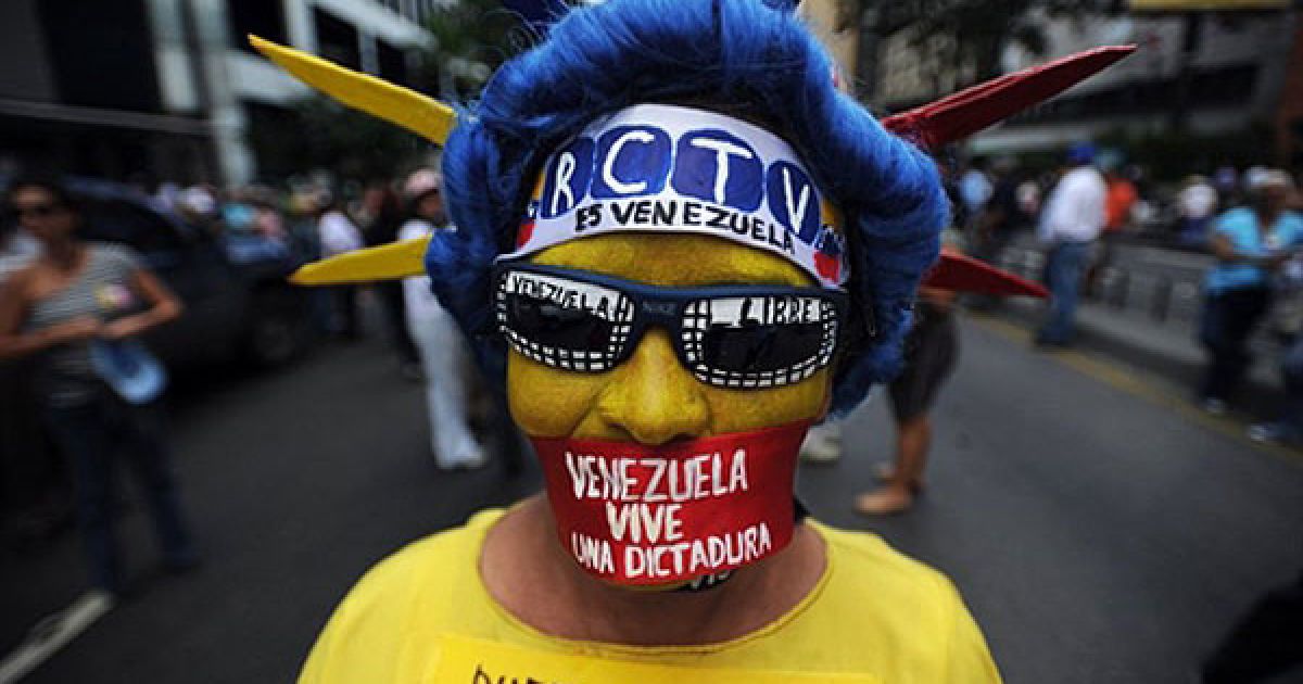 Венесуела, Каракас. "Противники" президента Венесуели Уго Чавеса провели мітинг проти національного уряду в Каракасі. Прихильники уряду Уго Чавеса і його противники згадали падіння диктатури генерала Маркоса Переса Хіменеса, який правив країною з 1948 по 1958 роки.