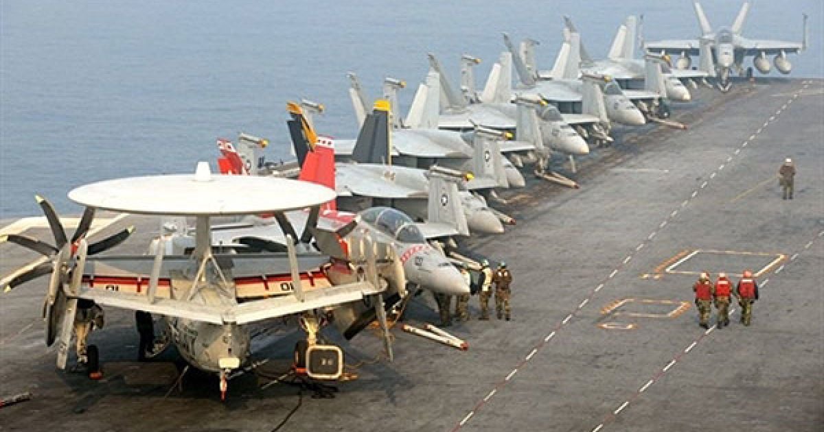 Республіка Корея, Жовте море. Члени екіпажу йдуть палубою авіаносця
USS George Washington під час спільних військово-морських навчань з
Південною Кореєю у Жовтому морі. Тим часом, Північна Корея, яка має
ядерну зброю, заявила про свій новий заводу зі збагачення урану і про
наміри збільшити випуск палива для атомних бомб. / © AFP