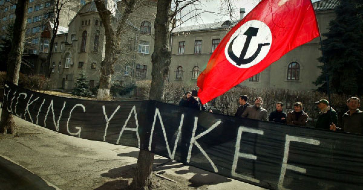 Мітингувальники висловили свою підтримку Каддафі та "вільному народу Лівії, у якого є сміливість піти проти світових жандармів". / © Украинское Фото