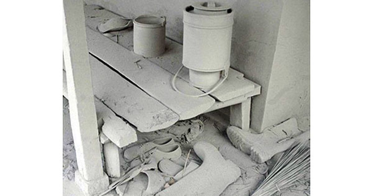 Викинутий Мерапі попіл протягом години випадав навіть у приморському містечку Пангандаран, розташованому в сотнях кілометрів від вулкана на океанському узбережжі Яви. / © AFP