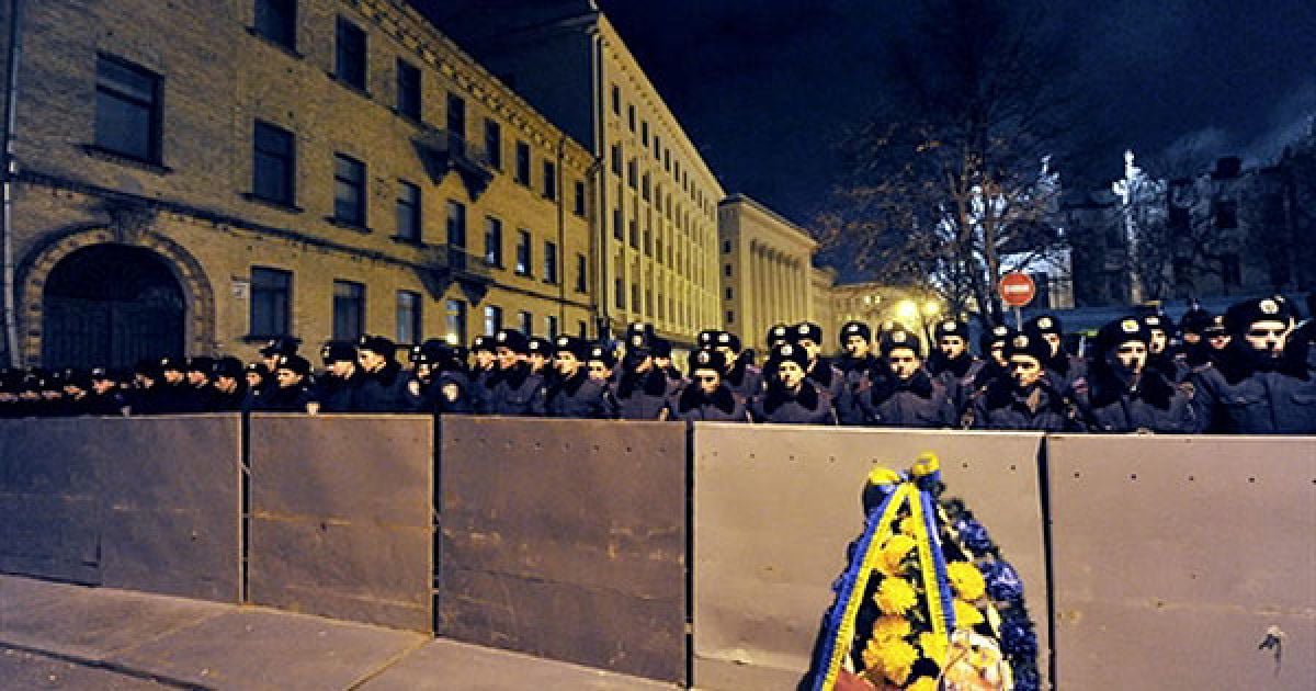 Україна, Київ. Траурний вінок покладено перед міліцейським кордоном, який був виставлений навколо будівлі Адміністрації Президента у Києві. Тисячі підприємців, представників малого і середнього бізнесу, провели акцію протесту проти нового Податкового кодексу у Києві. / © AFP