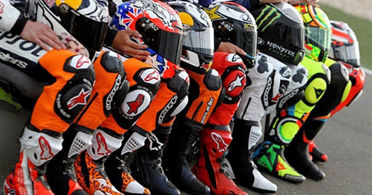 Катар, Доха. Гонщики MotoGP позують для групового фото під час офіційної фотосесії у Losail International Circuit в Досі перед початком сезону гонок MotoGP. / © AFP
