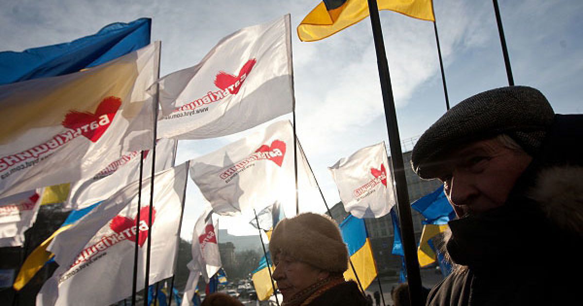 У центрі Києва декілька сотень мітингуючих зібралися на Європейській площі. / © Украинское Фото