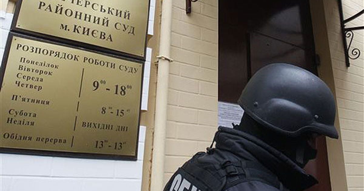 Печерський райсуд Києва замінив Юрію Луценку запобіжний захід з підписки про невиїзд на арешт строком на 2 місяці. / © PHL.com.ua