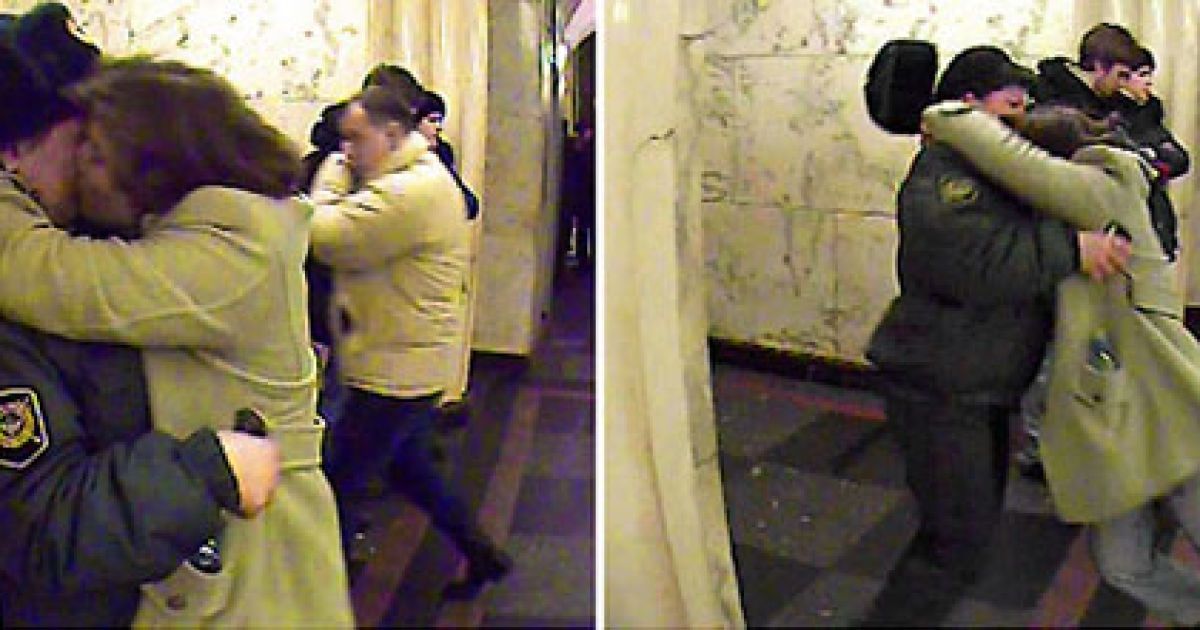 Свою епатажну акцію "Цілуй мусора" активісти арт-групи присвятили перейменуванню міліції в поліцію. / © wisegizmo.livejournal.com