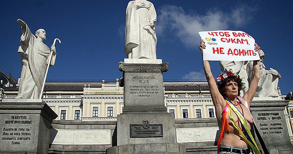 На Михайлівській площі у Києві активістка жіночого руху FEMEN влаштувала топлес-акцію "Важкий вік" / © Жіночий рух FEMEN