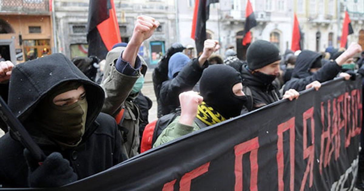 Україна, Львів. Молоді активісти українських націоналістичних рухів "Свобода" і "Тризуб" викрикують гасла під час мітингу в центрі Львова. Мітингувальники вимагали покласти край політичним репресіям проти опозиції, які почалися з приходом до влади президента Віктора Януковича. / © AFP