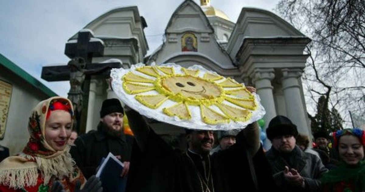 Виготовлення млинців бере початок від жертовного хліба стародавніх язичників, де коло вважалося знаком Сонця. / © УНІАН