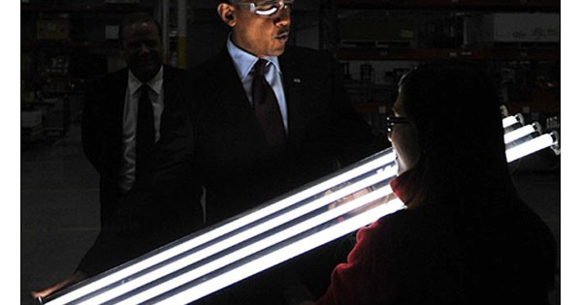 США, Манітовок, штат Вісконсін. Президент США Барак Обама тримає в руках енергоефективну лампу під час візиту на виробництво до компанії Orion Energy Systems, яка розробляє поновлювальні енергетичні технологій та виготовляє енергоефективну продукцію для комерційного і промислового бізнесу. / © AFP