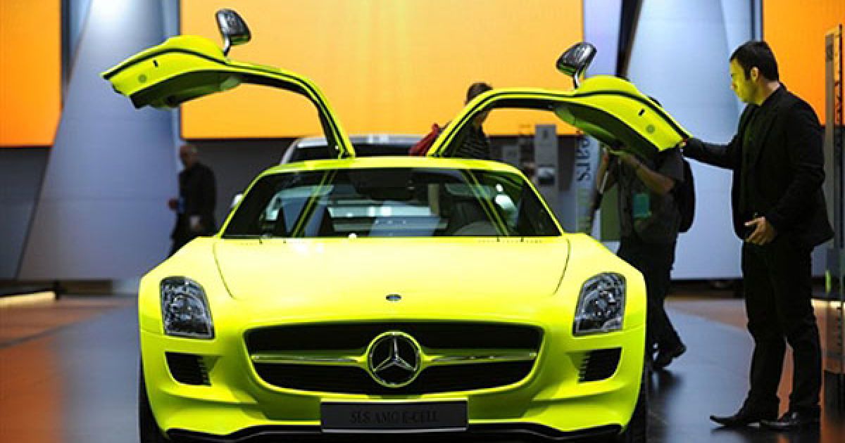 США, Детройт. Електричний автомобіль Mercedes-Benz SLS AMG E-Cell виставлений на Північноамериканському міжнародному автосалоні у Детройті, штат Мічиган. / © AFP
