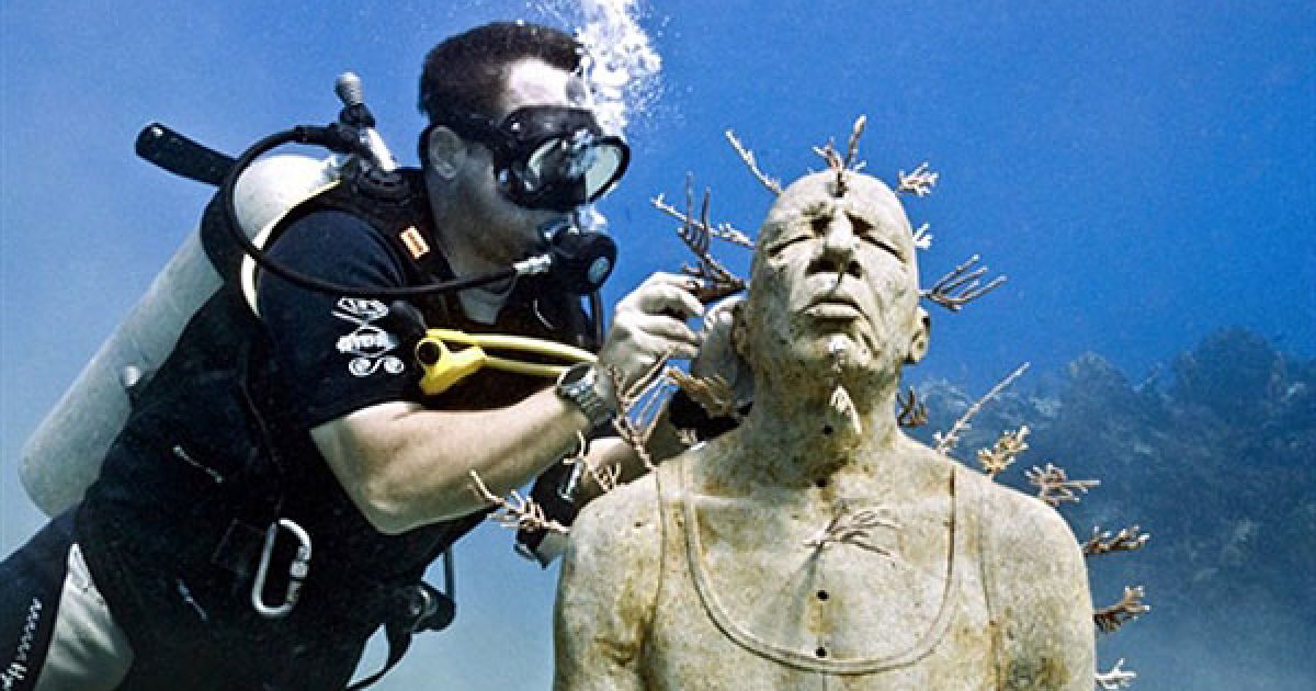 Мексика, Канкун. Дайвер закінчує встановлення однієї з 400 людських фігур, які експонуватимуться на виставці підводних скульптур "Мовчання еволюції". Виставка відкриється у листопаді поблизу міста Канкун. Команда дайверів допомагала британському художнику Джейсону Тейлору у підготовці виставки найбільшої колекції сучасної підводної скульптури.