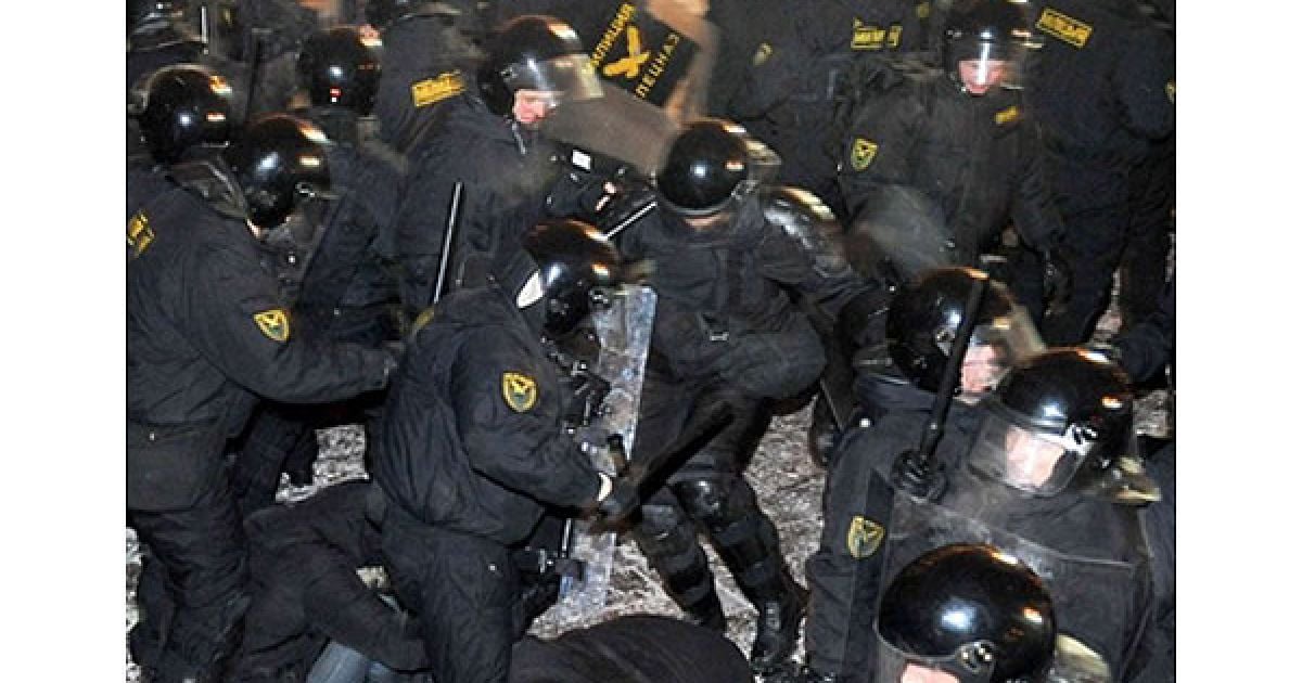 Опозиціонери вийшли на штурм Будинку уряду, виламали двері і відібрали у кількох міліціонерів щити і кийки. Після цього втрутився ОМОН і відтіснив опозицію / © AFP