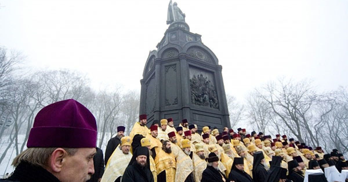 Молебень, який відбувся у Києві біля пам'ятника Великому князю Володимиру, провів Митрополит Київський і всієї України Володимир. / © President.gov.ua