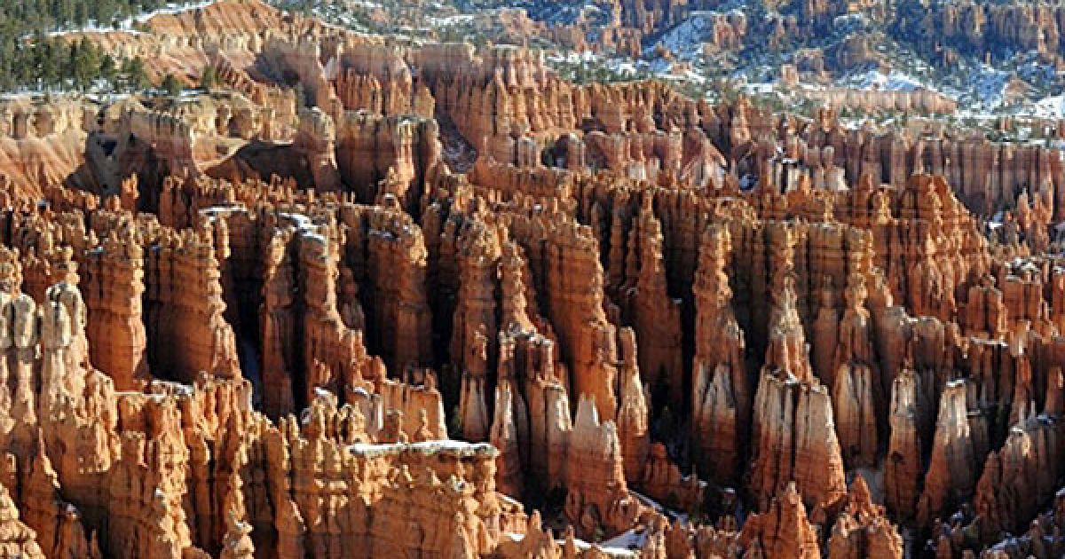 США, Брайс. Геологічні структури під назвою "Hoodoos" у амфітеатрі каньону Брайс у національному парку штата Юта. Каньон Брайс став національним парком у 1924 році. / © AFP