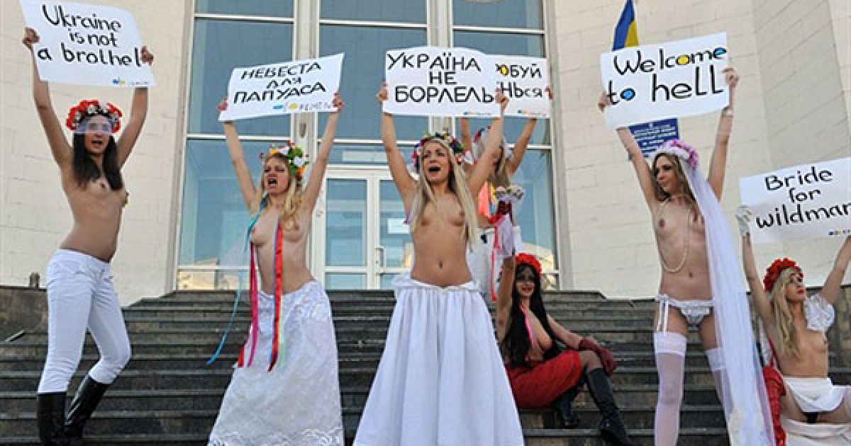 Активістки жіночого руху FEMEN провели у Києві перед будівлею центрального РАГСу України топлес-акцію протесту "Наречені для папуаса". / © AFP