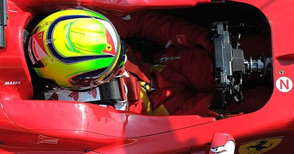 Іспанія, Барселона. Бразильський гонщик Ferrari Феліпе Масса готується до тренування на треку Каталонії у Монтмело. / © AFP