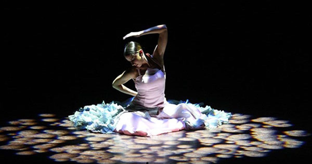 Оман, Маскат. Танцівниця з іспанської трупи Антоніо Нахарро виступає на прем'єрі вистави "Фламенко Орієнталь" у Королівському оперному театрі в Маскаті. / © AFP