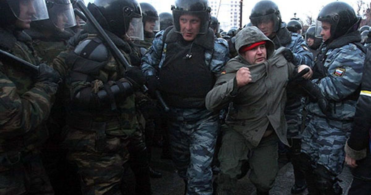 В центрі Москви, на Манежній площі, кілька тисяч футбольних фанатів влаштували масову бійку зі співробітниками міліції. / © AFP