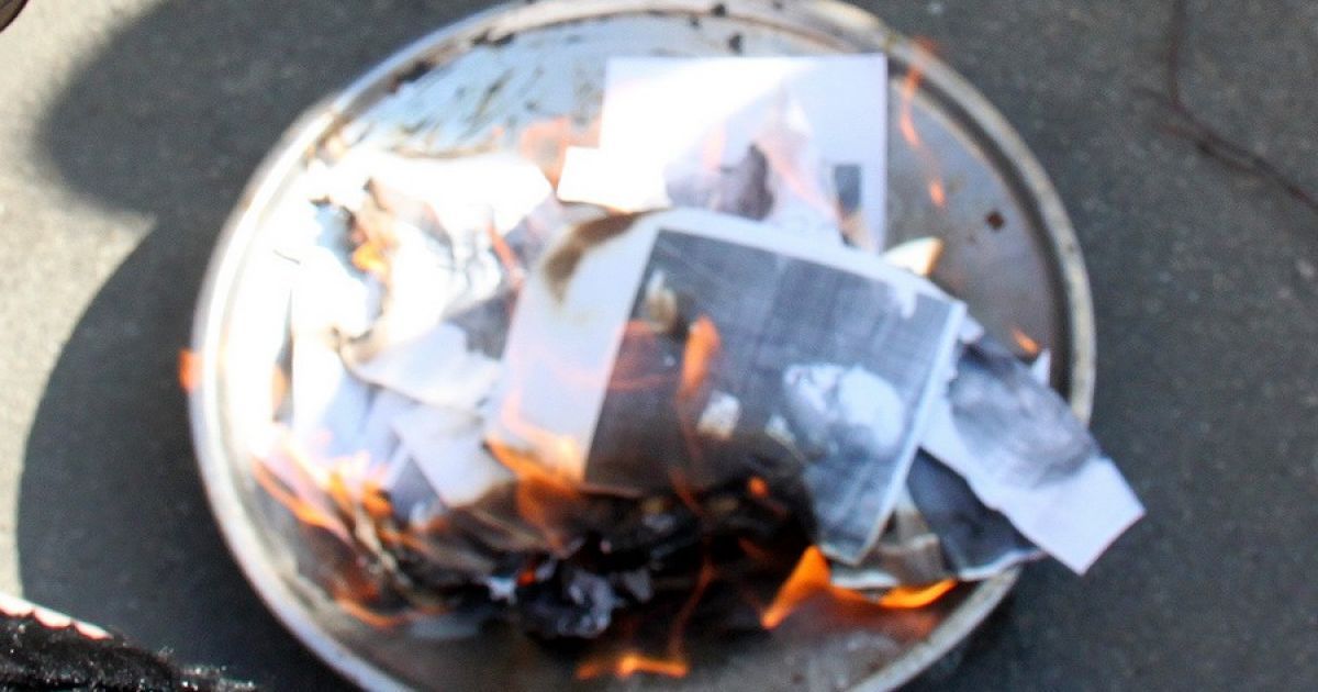 Потім ці листівки згребли у металевий посуд і урочисто спалили. / © bilozerska.livejournal.com