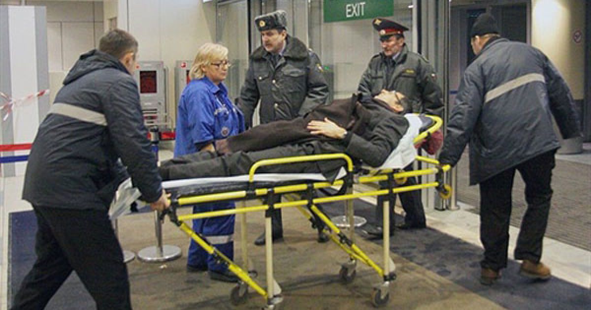 У московському аеропорту "Домодєдово" терорист-смертник підірвав себе у натовпі.