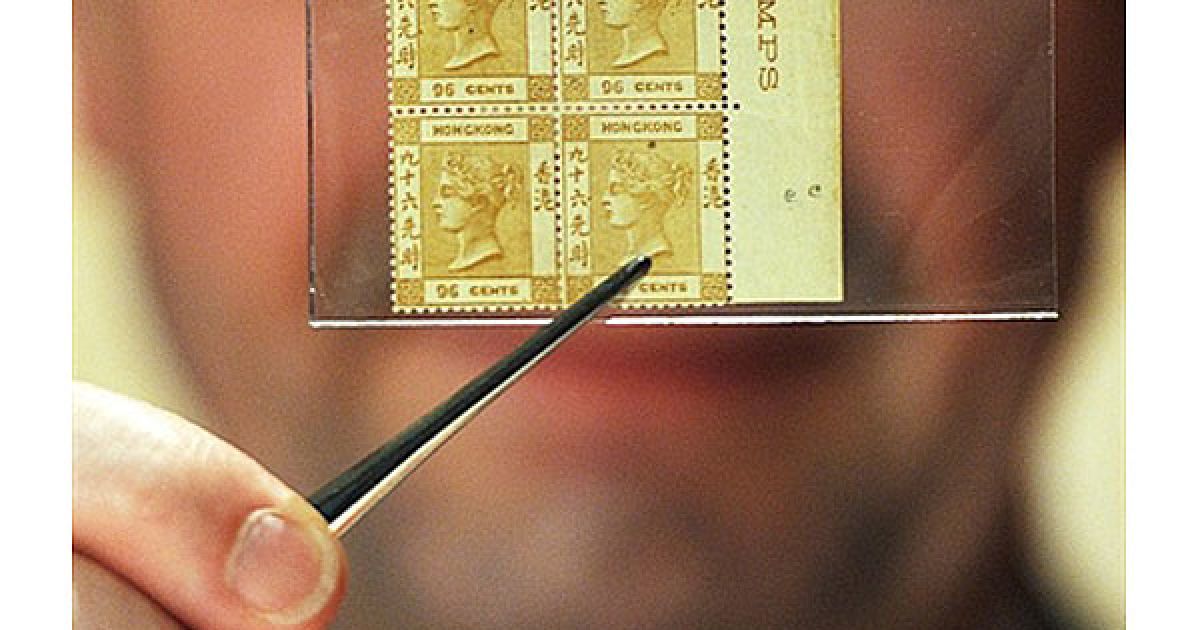 Китай, Гонконг. Філателіст Ніл Грейнджер тримає блок з чотирьох гонконгських марок із зображенням королеви Вікторії. Під час передаукціонної оцінки марок, їхню вартість визначили у 1-1,5 млн. доларів США. / © AFP