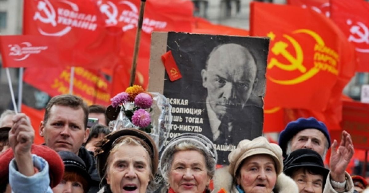 Прихильники Комуністичної партії України на Бессарабській площі Києва, біля пам'ятника Леніну, влаштували мітинг, присвячений дев'яносто третій річниці Жовтневої революції. / © AFP