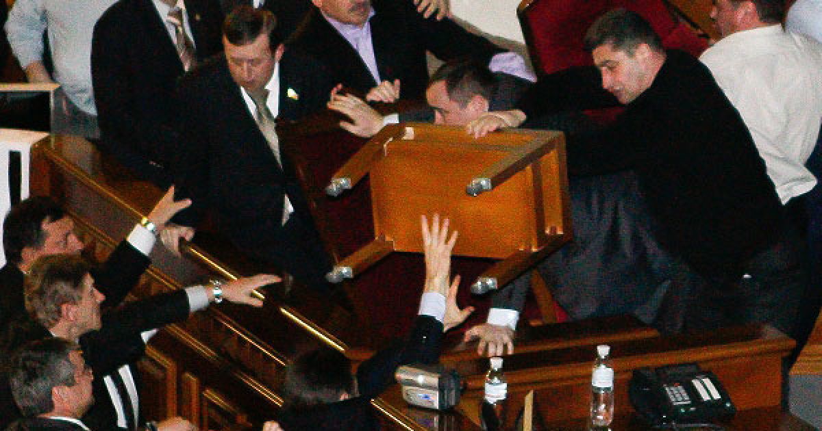 Увечері народні депутати з фракції "БЮТ- Батьківщина" заблокували двері в сесійний зал ланцюгами та пов&rsquo;язками. / © Украинское Фото