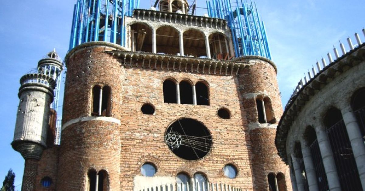 Церква побудована виключно із будівельного сміття, її висота сягає 40 метрів. / © inhabitat.com