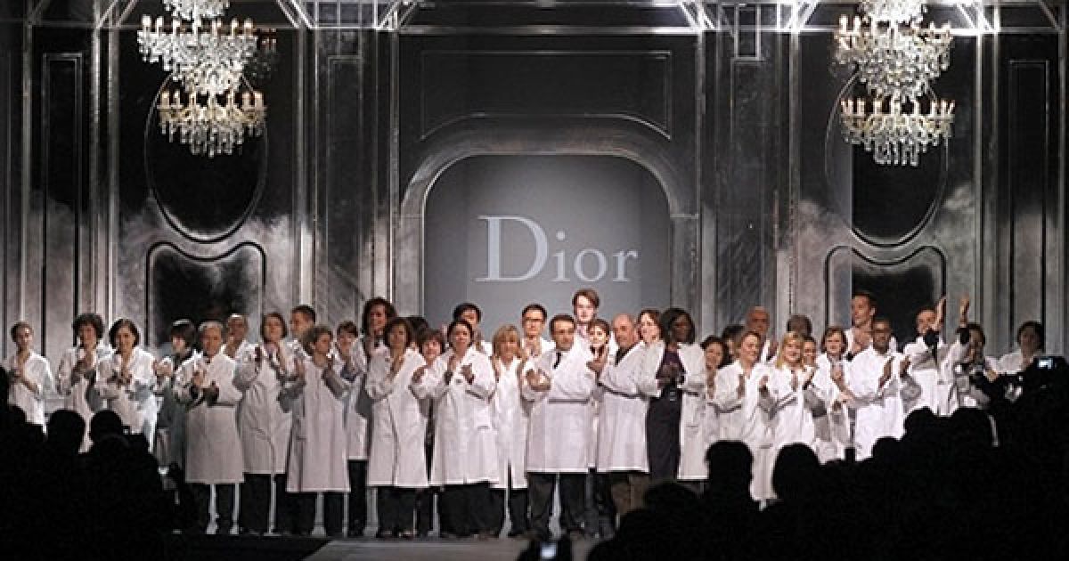 Франція, Париж. Співробітники будинку моди Christian Dior аплодують після показів колекції сезону весна/літо 2012 в Парижі. Dior представив колекцію, розроблену британським дизайнером Джоном Гальяно, якого звільнили за слова: "Я люблю Гітлера". / © AFP