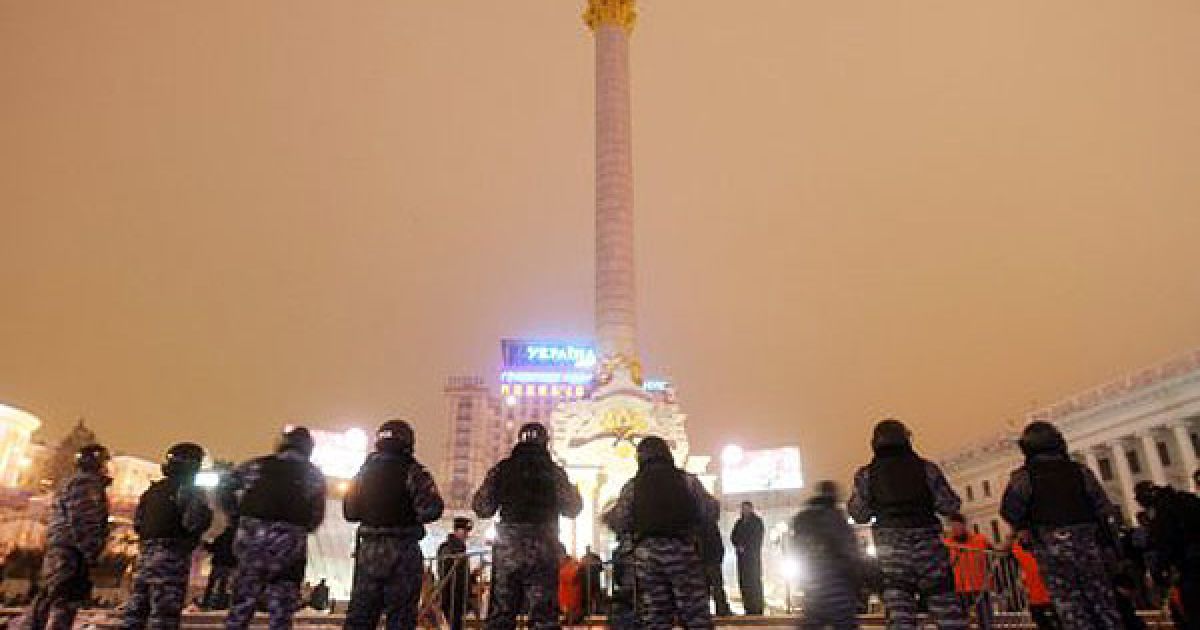 Майдан був оточений чотирма кордонами співробітників МВС, озброєних гумовими кийками, також на місці були присутні автобуси з міліцією та "Беркутом", міліціонери та бійці спецназу. / © УНІАН