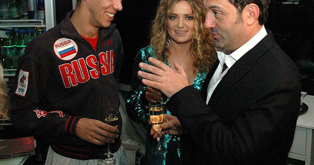 Панін віддає перевагу пиву, але заради фото може і за келих шампанського взятися.