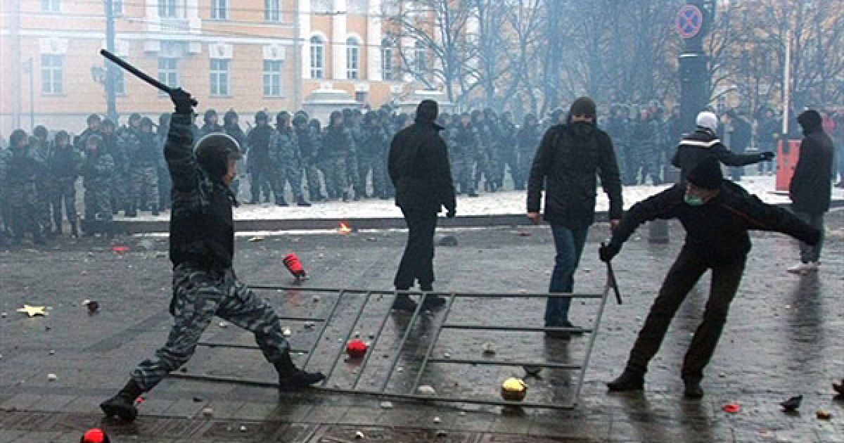 На Манежній площі в центрі Москви футбольні фанати влаштували масову бійку з співробітниками міліції. / © AFP