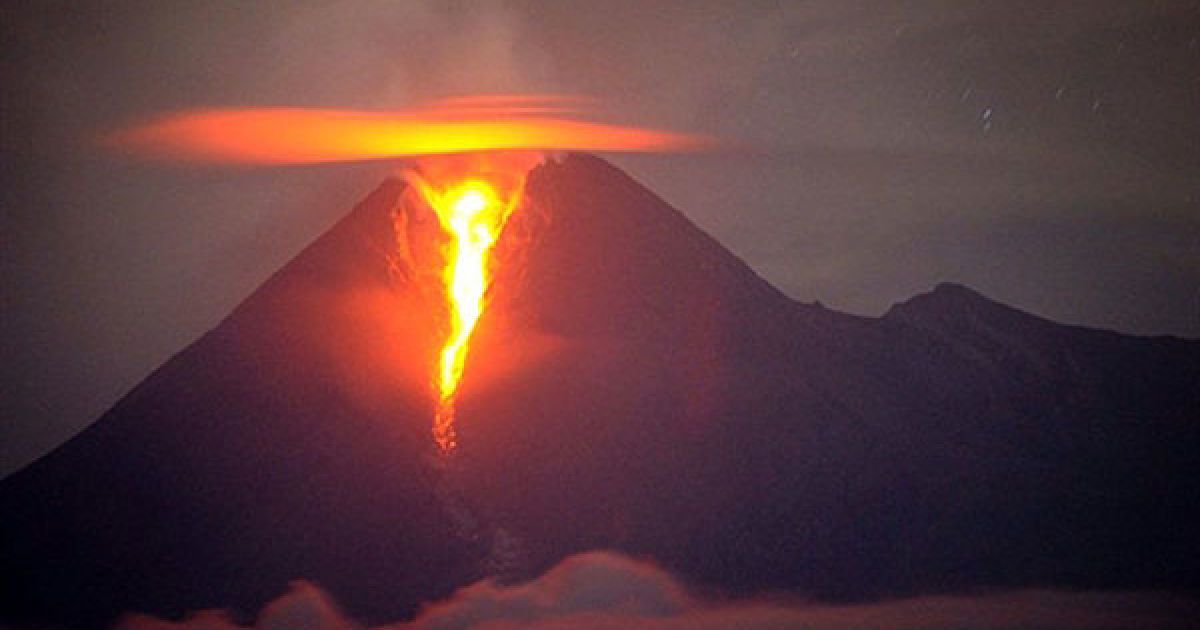 Індонезія, Клатене. Розплавлена лава тече з кратера вулкана Мерапі у провінції Центральна Ява. Влада Індонезії попередила, що виверження найактивнішого вулкана у країні може тривати протягом кількох місяців. Наразі більше 50 тисяч людей залишаються у тимчасових сховищах, а авіакомпанії скасували польоти над країною. / © AFP