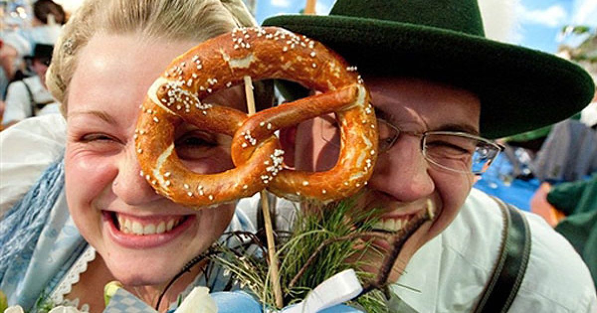 Німеччина, Берлін. Марія і Йосип з містечка Рупертівінкель баварського регіону Берхтесгаден беруть участь у Міжнародному ярмарку продовольчої та сільськогосподарської продукції Зелений Тиждень, який проходить в Берліні. / © AFP