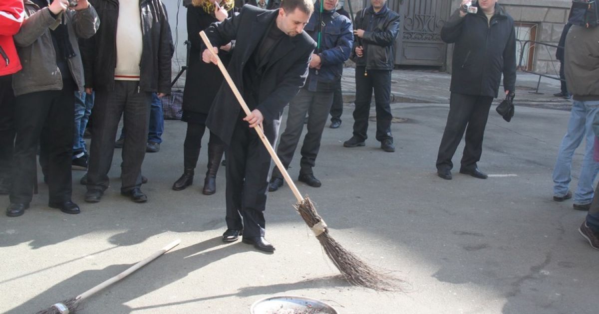 Спаливши листівки, "Прах Могильова" розвіяли у повітрі, а потім підмели мітлою і згребли до "урни". / © bilozerska.livejournal.com