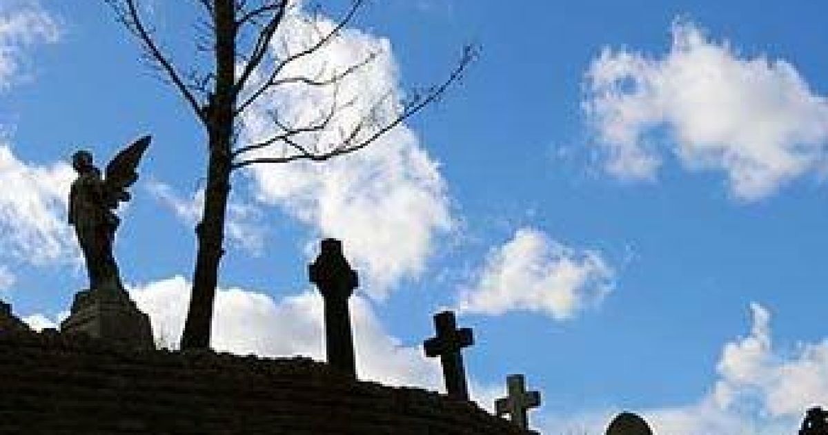 Британців безкоштовно нагодують на кладовищах на Хелловін