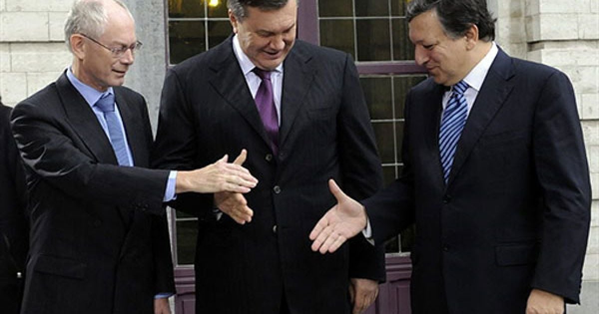 Коли Янукович, приїхав, лідери ЄС одночасно протягнули Януковичу руки для рукостискання, чим поставили президента України в скрутне становище. / © AFP