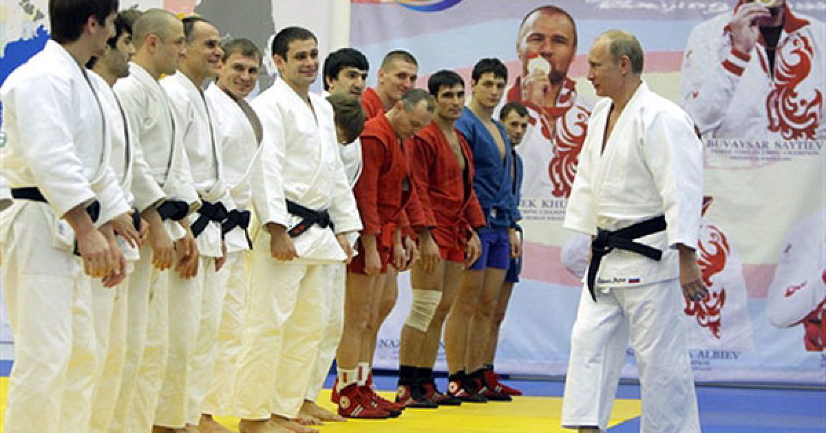 Глава російського уряду вийшов на татамі і провів тренування із членами збірної Росії з дзюдо. / © AFP