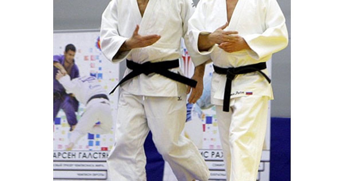 Спочатку Володимир Путін вийшов на килим із членами збірної Росії з дзюдо, а потім також попрактикуватися у греко-римській та вільній боротьбі. / © AFP