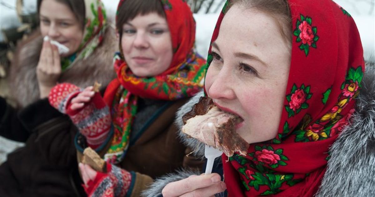 Також Масляна відома всенародними гуляннями: це танці, співи, катання з гірок, на санчатах, спорудження масляного опудала, багаття тощо. / © PHL.com.ua
