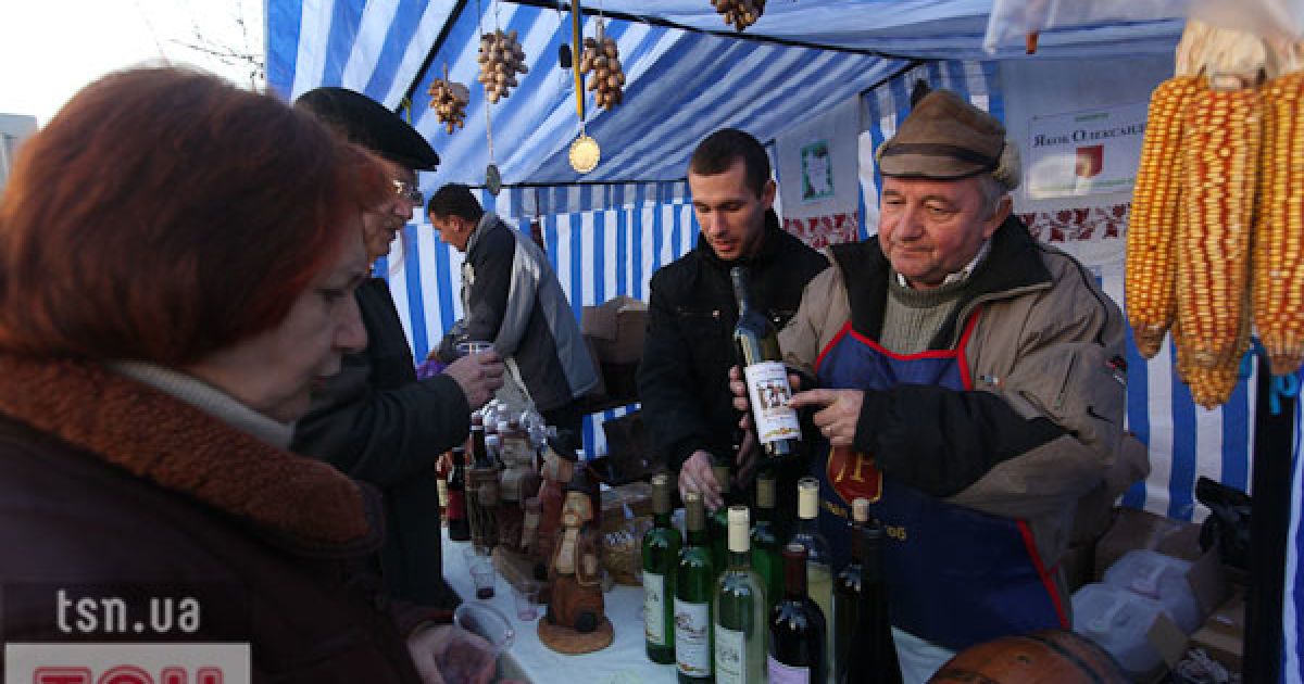 В місті Мукачево на Закарпатті провели фестиваль вина "Червоне вино 2011", в якому взяли участь більше 150 виноробів.