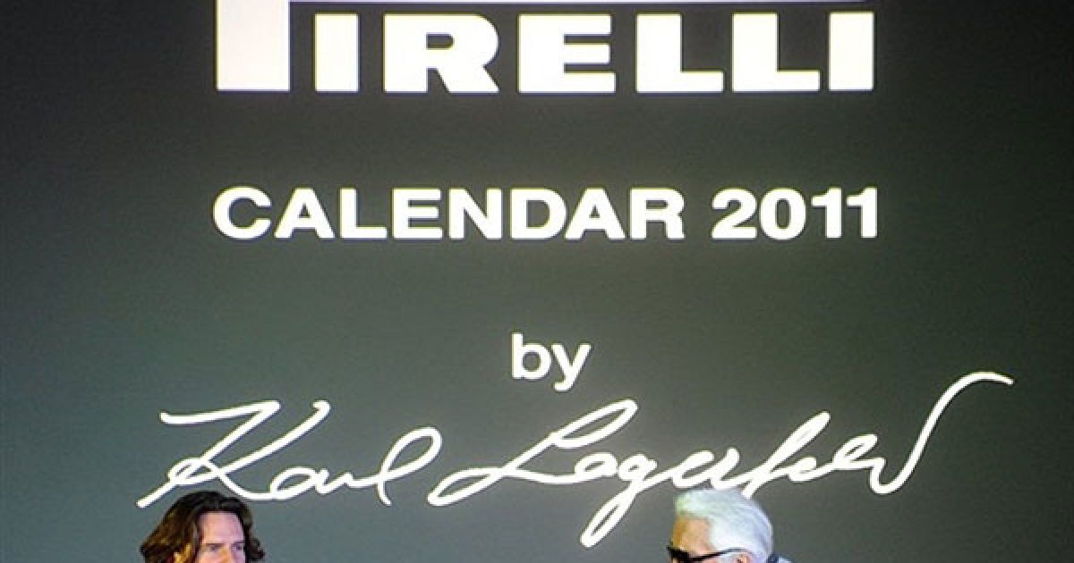 Росія, Москва. Німецький дизайнер і фотограф Карл Лагерфельд і
французький письменник і літературний критик Фредерік Бегбедер під час
презентації Календаря Pirelli 2011 у Москві. / © AFP