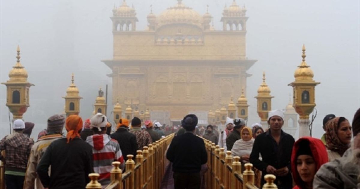 Індія, Амрітсар. Відвідувачі Золотого храму в Амрітсарі. / © AFP