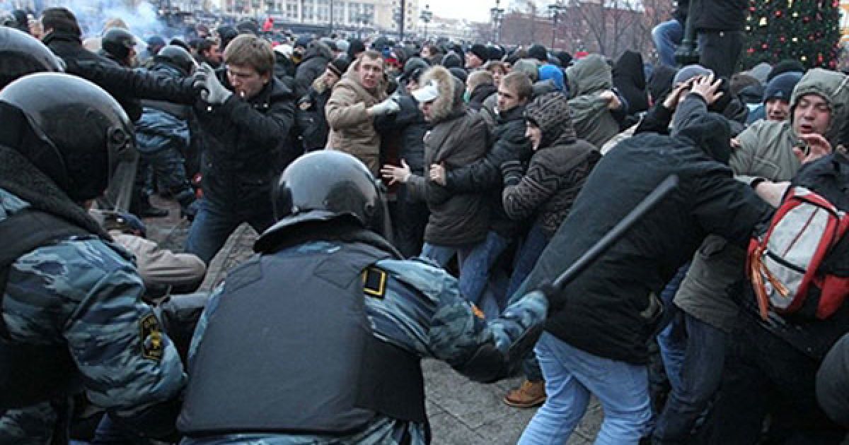 Протягом декількох годин бійцям ОМОН не вдавалося втихомирити уболівальників. / © AFP