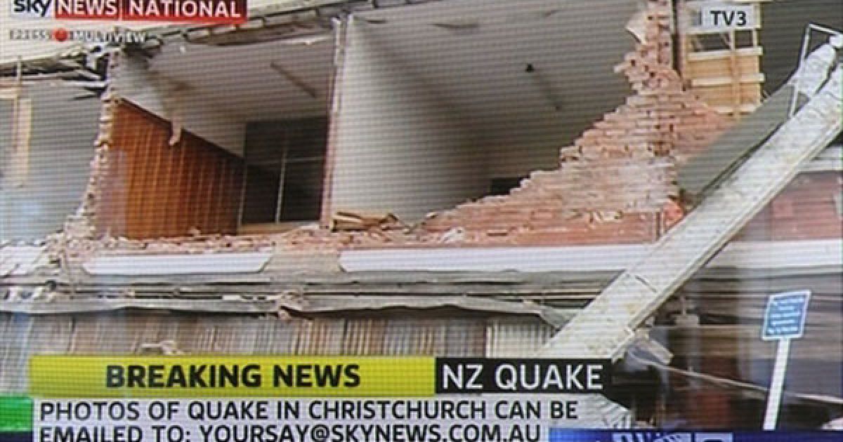 Під уламками зруйнованих стихією будинків опинилися також два автобуси з пасажирами. / © AFP