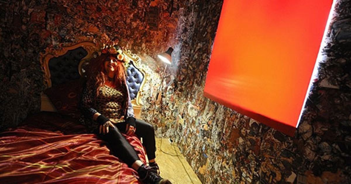 Іспанія, Мадрид. Муза німецького художника Ханса-Юргена Шульта (Ха Шульта), Ельке Косько, презентує один з номерів їхнього "витвору", готелю Corona Beach Hotel, будівля якого повністю зроблена з сміття та перероблених відходів з європейських пляжів. Унікальний готель був створений як відображення образу нашої ери &ndash; століття сміття. / © AFP