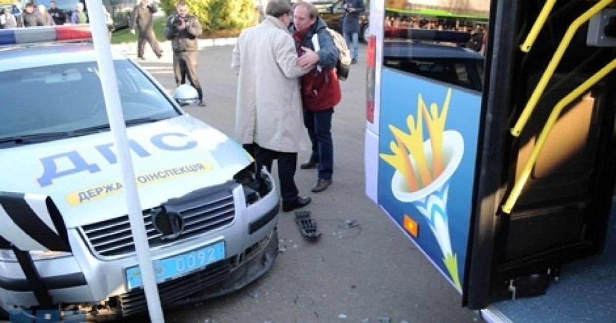 Віце-прем&#039;єр України з питань Євро-2012 Борис Колесніков, керуючи автобусом ЛАЗ у Львові, в&#039;їхав у автомобіль ДАІ. / © ЗІК